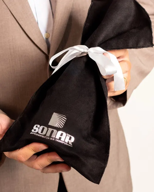 Bolsa de veludo com laço de cetim