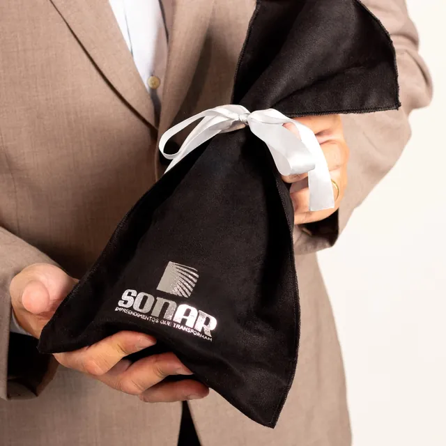 Bolsa em veludo com logo